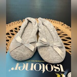 Isotoner slipper fits from size 6,5 to 7.5 brand new